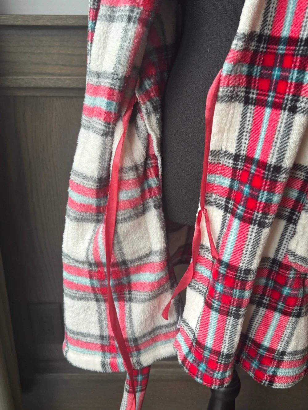 Forever 21 Red, Black & White Plaid Hooded Robe Largr - Picture 5 of 7